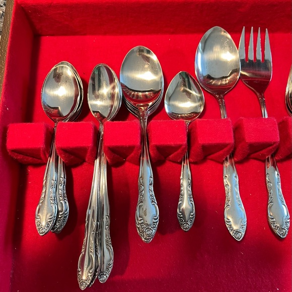 Vintage McGraw Tarnish Proof Silverware Chest with 62 Northland Stainless Pieces - Picture 3 of 12